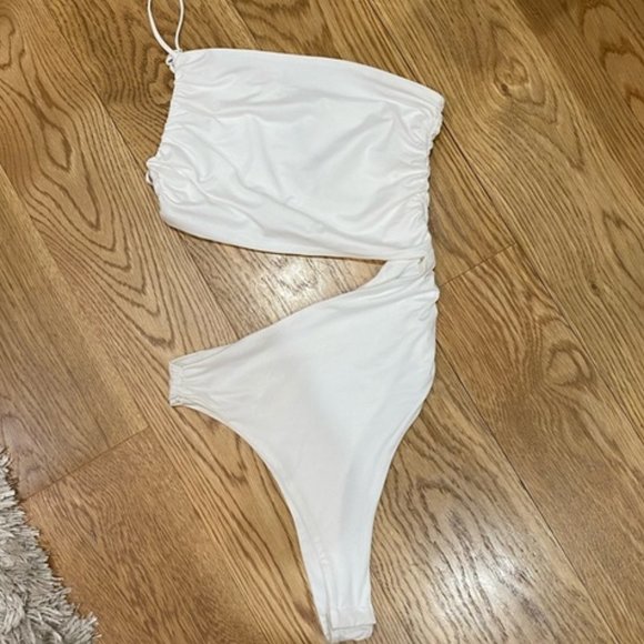 Super Down White Veronica Cut Out One Shoulder Asymmetric Bodysuit - Size XS - Picture 5 of 5